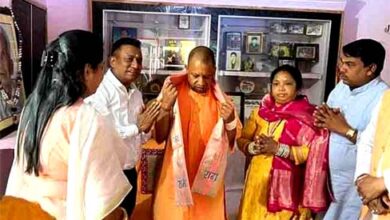 मां के चरणस्पर्श
