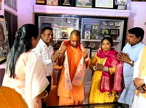मां के चरणस्पर्श