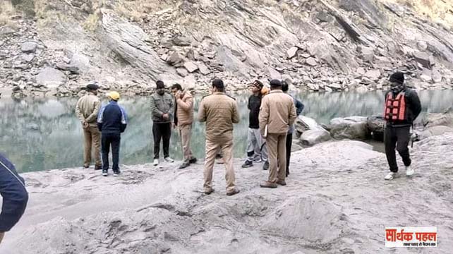 नदी किनारे